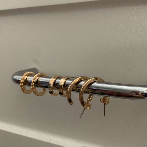 8 Pairs of claire's gold earrings - Picture 4 of 5